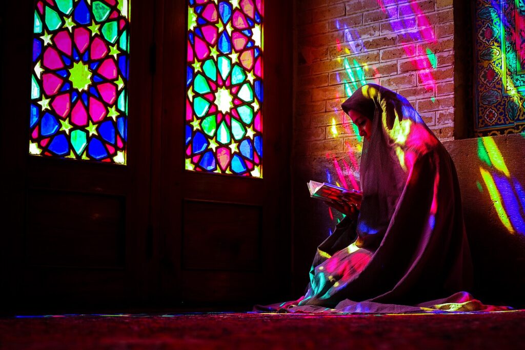 Memorize the Quran when busy – a woman reading the Quran in a mosque in Shiraz