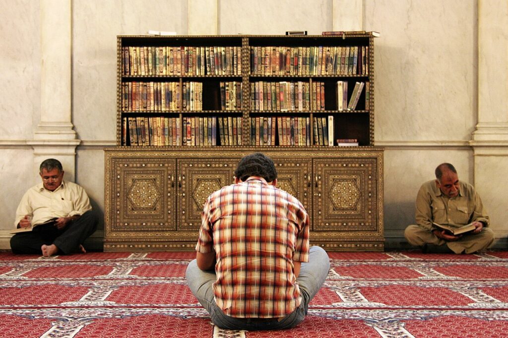 Test your Quran memorization – men reading the Quran in the Umayyad Mosque